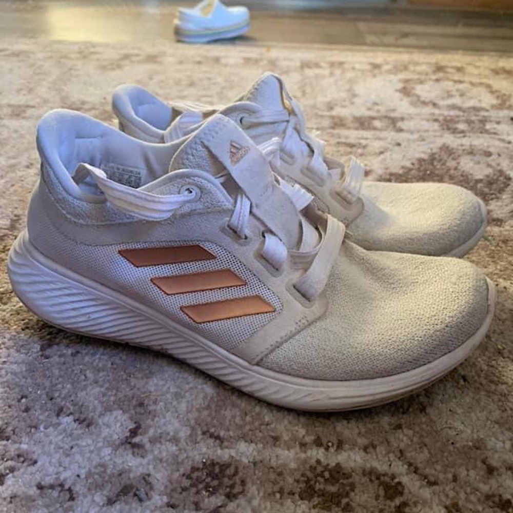 Adidas - Size 7 - COMFY